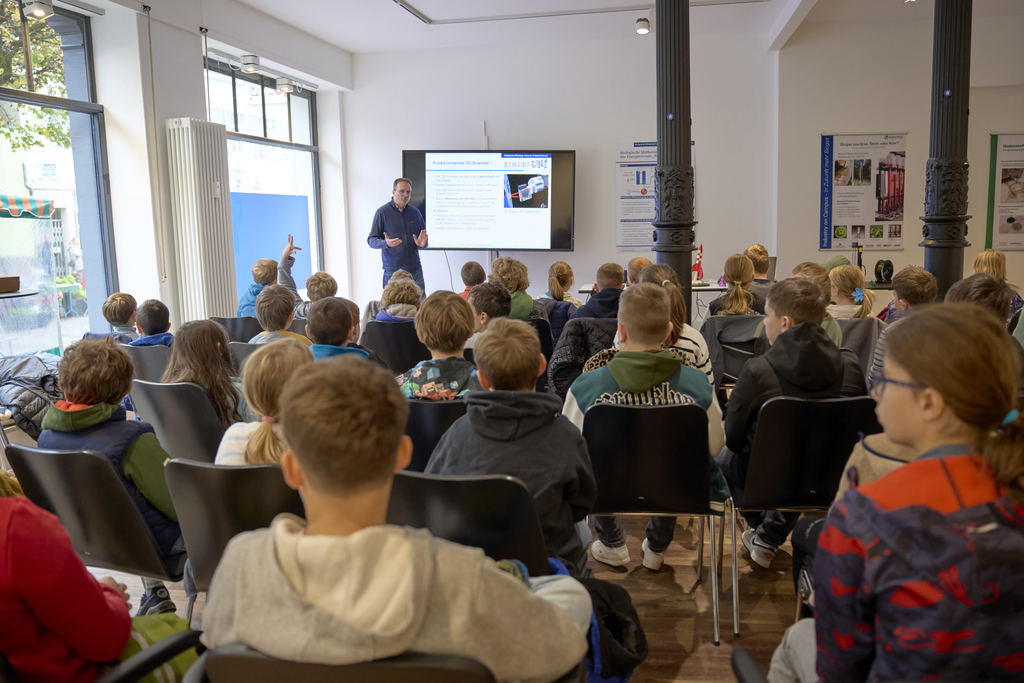 2024_11_22_-_KinderUNI_Zukunftswerkstatt_Vortrag_1