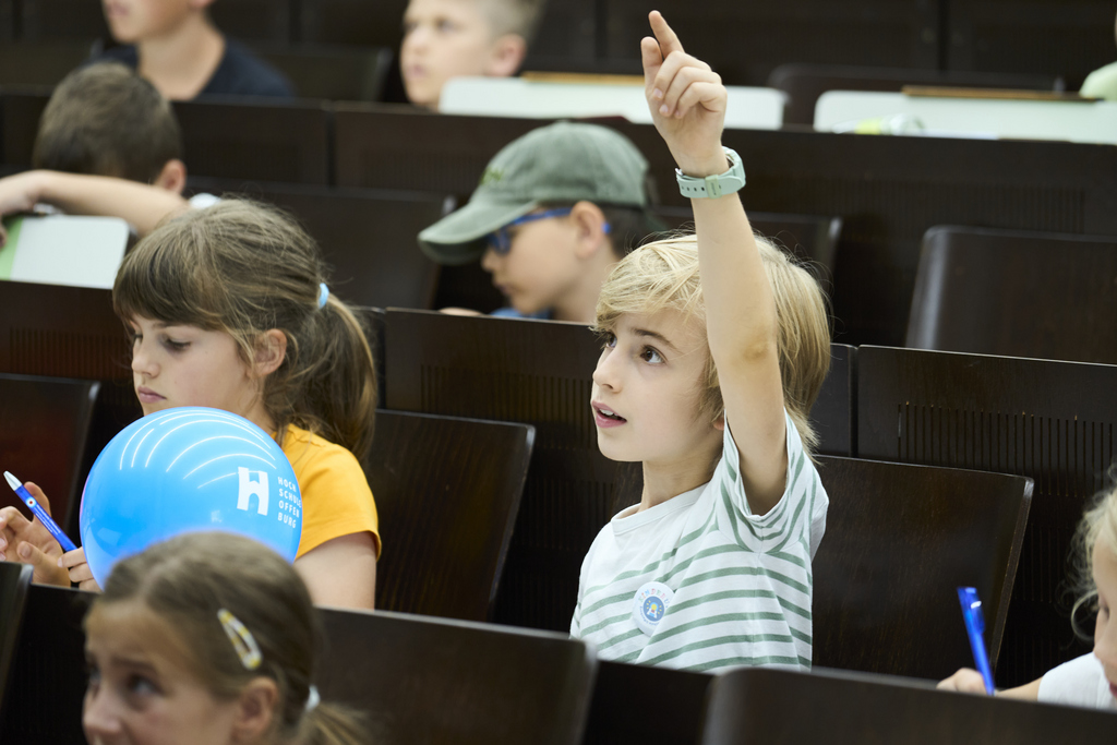 2024_07_12_KinderUni_Meldendes_Kind